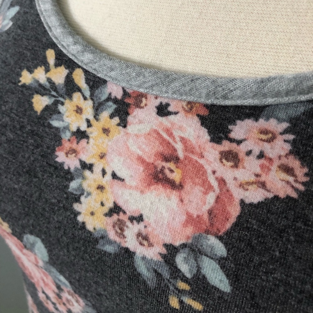 Threads Studio Floral High-Low Raglan T-Shirt Blouse - Picture 7 of 16